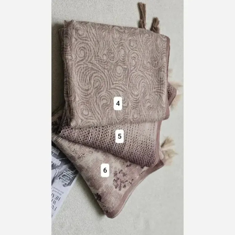 شال پلیسه وارداتی کرم نسکافه ای قواره 75 در 195 سانتیمتر